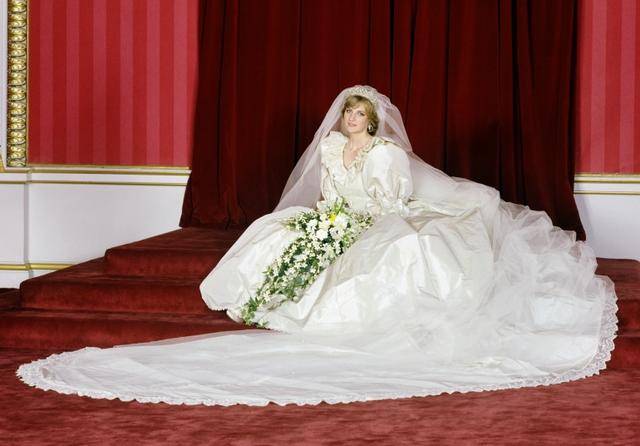 欧洲皇室婚纱_欧洲皇室宫廷婚纱(2)