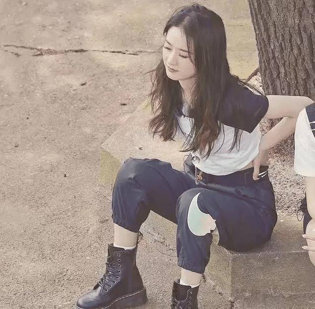 原创赵丽颖太拼了！刚生完孩子就来录综艺，体力不支累的双手扶腰！