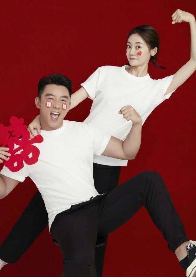 郑恺苗|郑恺苗苗婚后合体现身,老婆穿抹胸裙配珠宝像贵妇,挺孕肚也惊艳