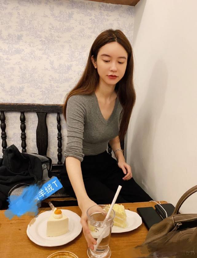 蒋凡|真没怀孕!张大奕晒照特意掀衣露肚,秀好身材隔空PK董花花