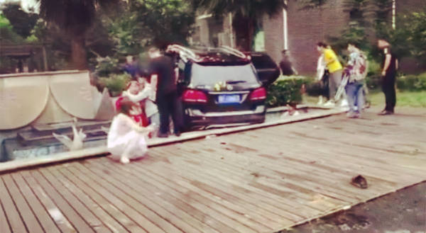 新郎|婚车失控姐弟俩被撞身亡：“婚礼照常举行”，到底该不该被指责？
