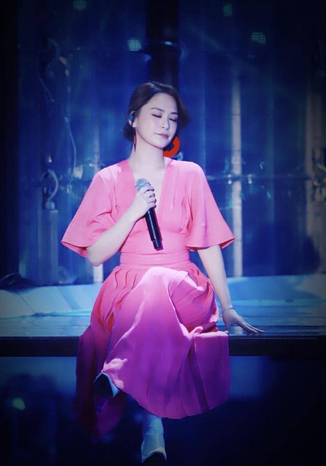 路人|钟欣潼离婚后和路人合影曝光，身材发福比路人还胖，放飞自我了