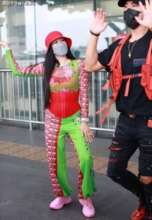 束腰带|钟丽缇快50了还这么招摇，穿绿红套装出行，用束腰带硬勒出巴掌腰