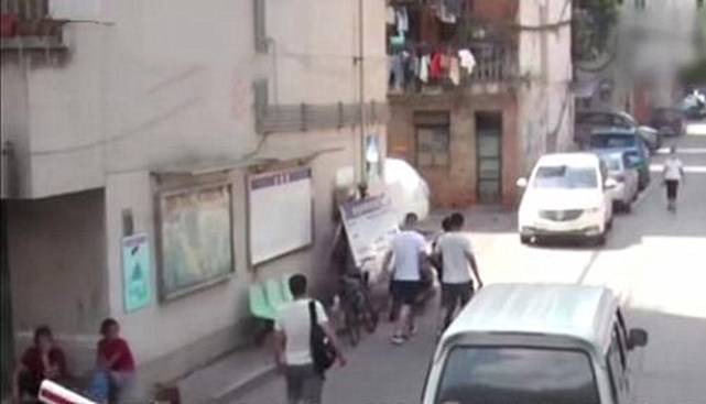 嫌疑人|男子被分手心情不爽，随机捅伤过路女学生