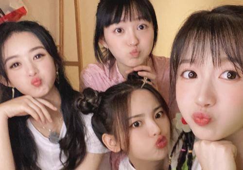 原创中餐厅女生合照曝光,杨超越和赵丽颖同框卖萌,竟看不出年龄