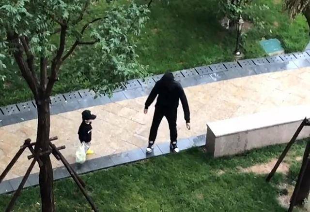 爸爸带儿子去买菜，1小时还未回家，妈妈在楼上张望发现两人时不淡定了