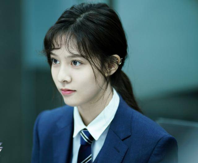 张一山被拍到疑似在女友家过夜,女方宋妍霏是