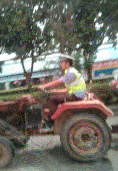 原创搞笑gif:姑娘们半夜请我去喝酒,其实我内心是抗拒的