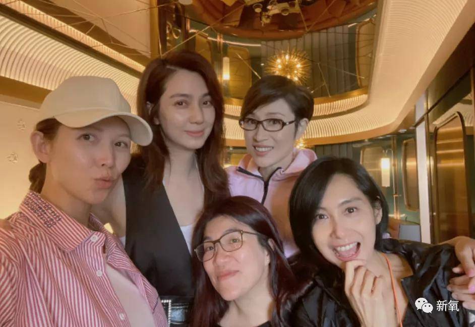 洪欣|这四位大花竟然罕见同框比美了?可她真的被衬得有点脸崩了...