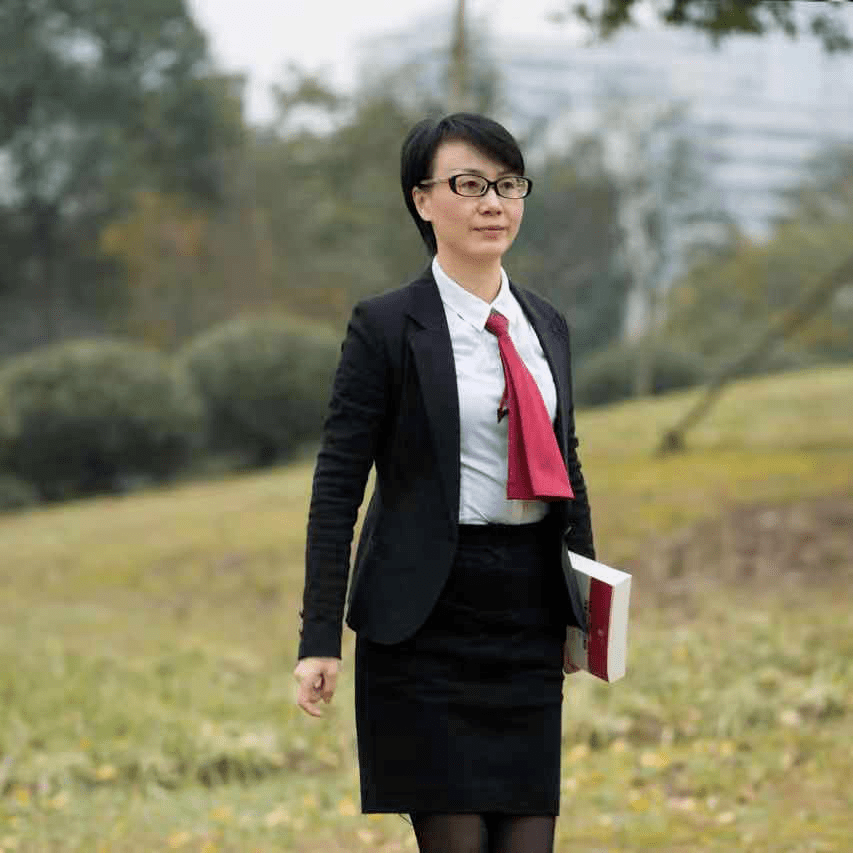 2020年被评为"嘉兴市十佳优秀女律师"及"嘉兴市抗疫先进