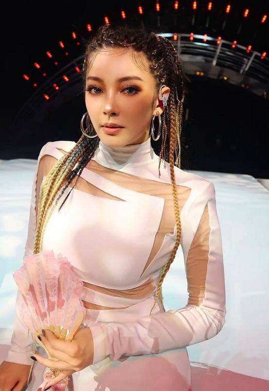 照片|张雨绮换个妆容，气场变小多了，尤其是脸很显小！