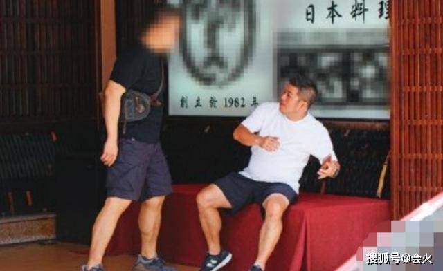 黑衣|原创男星当街被黑衣男威胁追债,为还4千万赌债卖掉爸妈房子妻离子散