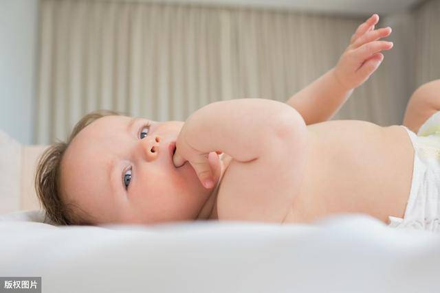 婴儿吃手好不好