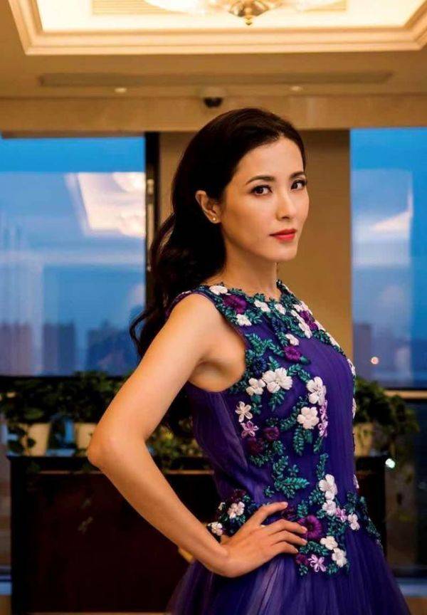 紫色|曾黎真是“氧气美女”，穿紫色连衣裙高贵优雅，一般人hold不住