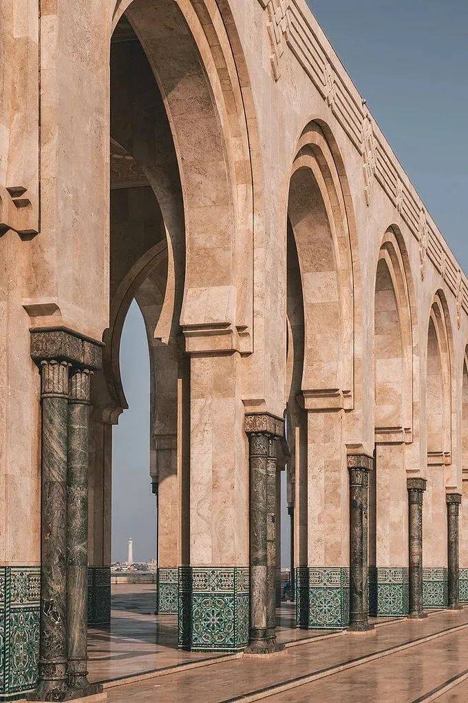 拱门源于西式建筑,这里有个小知识,拱门arch就是建筑architecture这个