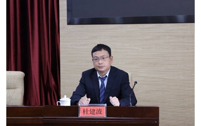 中国人民银行丽江市中心支行行长助理杜建波回答:为缓解中小企业融资