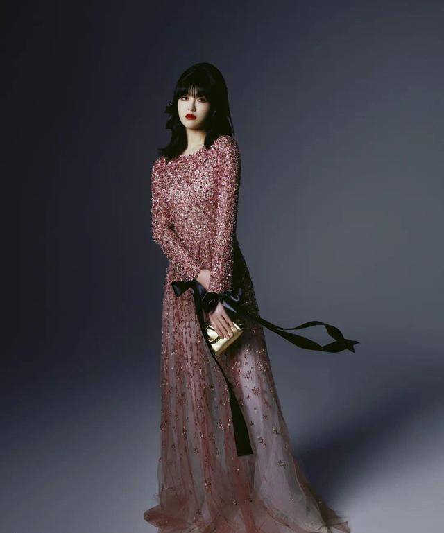 粉色|36岁唐嫣产后复工，穿粉色流珠裙出镜气质美绝，状态越看越年轻