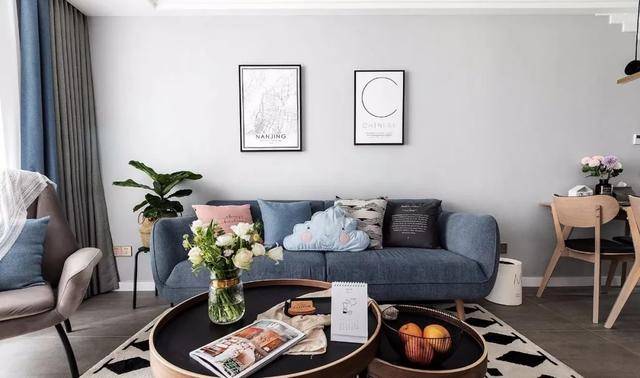 客厅,蓝色沙发搭配粉色抱枕,硬朗与柔和完美相融,黑白印花地毯,静静