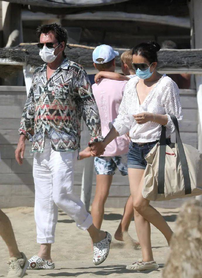 55岁巩俐与72岁法籍老公十指紧扣海滩度假,夫妻俩看起来很显年轻