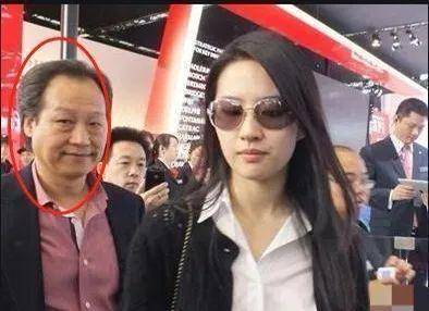 刘亦菲干爹与冯女郎离婚?曾一起现身妇产科,两人差30难长久
