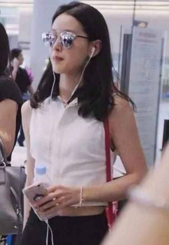 低调|“京东夫人”不再低调？章泽天穿“露脐装”秀身材，嫁给爱情越来越美