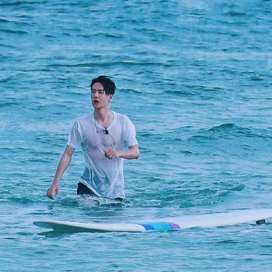 皮肤|同在夏日美黑店打工王一博都黑了 乔欣是在偷懒吗