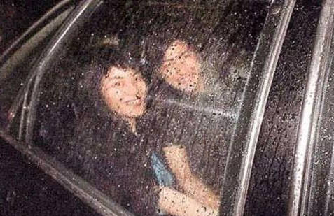 50岁王菲被小狼狗一把搂住,与谢霆锋的世纪复合再次告终?