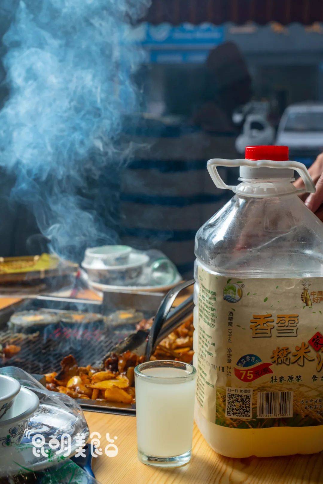 昆明|路边卖烧烤，好吃到车辆水泄不通昆明43斤村花找不到对象