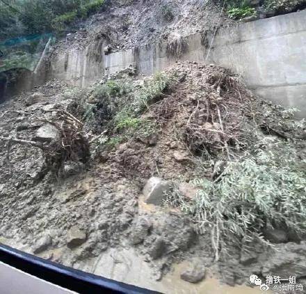 万茜刚|前几天万茜刚骨折，今天张雨绮就差点被泥石流击中！这节目组是有毒吗？！