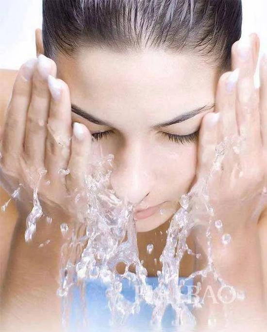 皮肤|同在夏日美黑店打工王一博都黑了 乔欣是在偷懒吗