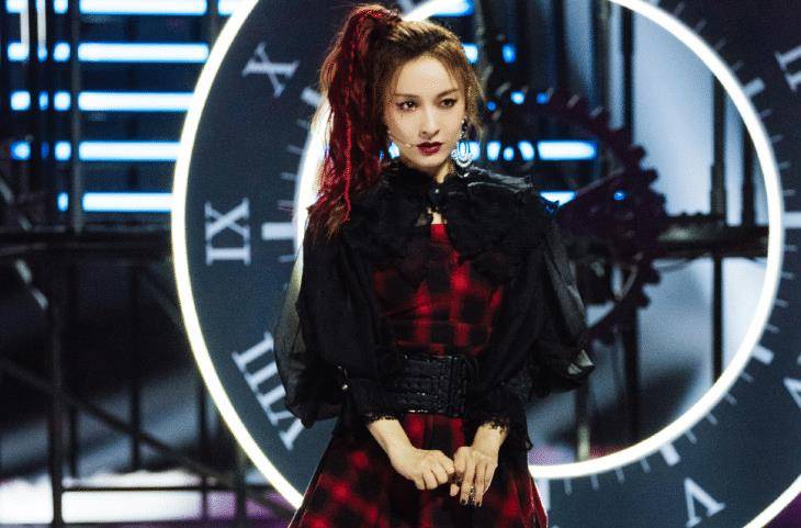 吴昕|《浪姐》晒三公造型照，吴昕暗黑风好飒，张萌造型太像“怪女孩”