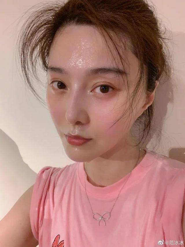 章子怡|范冰冰曾穿抹胸烈焰红裙同章子怡争艳!魔鬼好身材真诱人