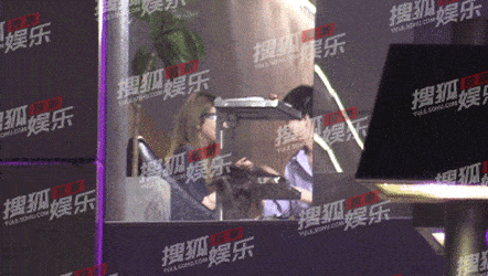 女儿|原创李嫣陪妈妈做头发，王菲店内喝酒又抽烟，出门还踩空险摔倒