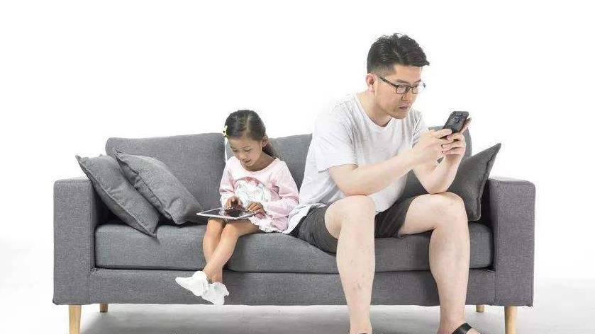 原创孩子沉迷手机,妈妈定了9条规则,值得我们父母学习
