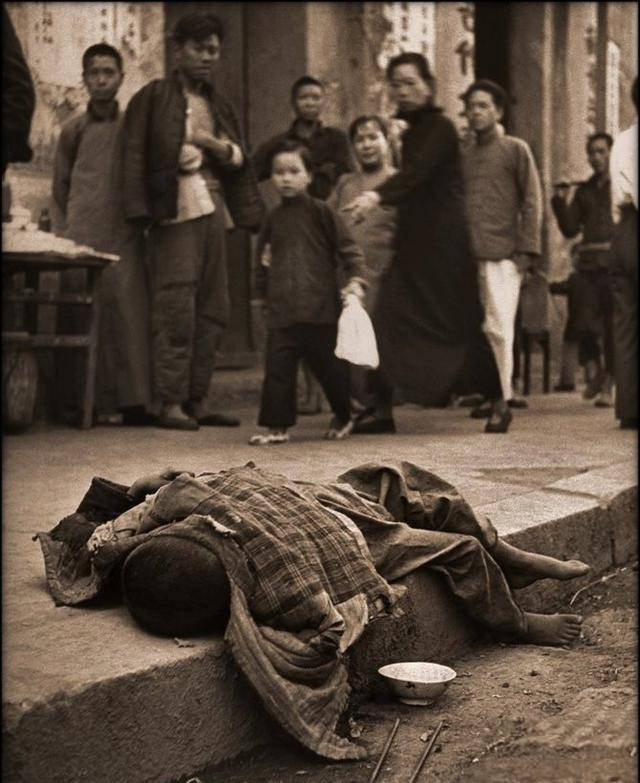 老照片在旧社会富贵人家吃饭有歌女陪伴贫困儿童饿死街头