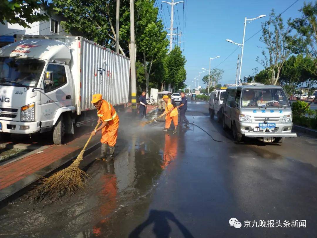 暴雨过后道路泥泞别担心商丘市道路清洗正在进行