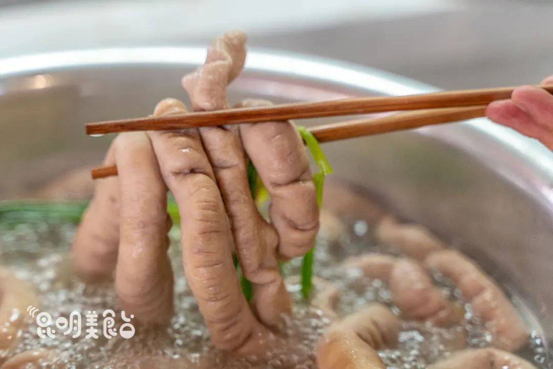昆明|路边卖烧烤，好吃到车辆水泄不通昆明43斤村花找不到对象