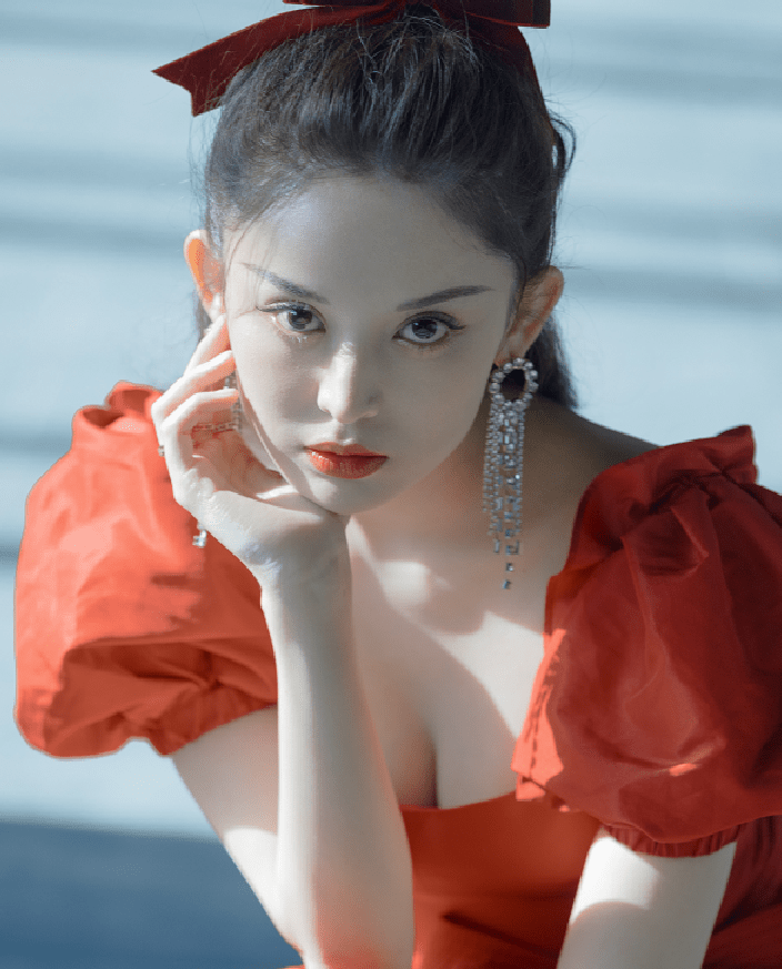 身段|古力娜扎挑战“公主造型”,穿红裙彰显身段,两种肤色让人意外