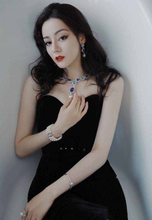 水蜜桃|热巴才是“人间水蜜桃”!穿小一码礼裙秀身材,这为何会无人追?