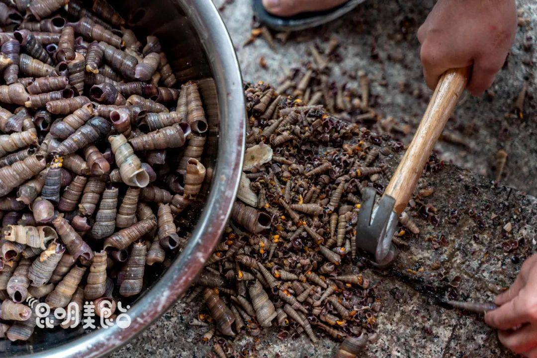 昆明|路边卖烧烤，好吃到车辆水泄不通昆明43斤村花找不到对象