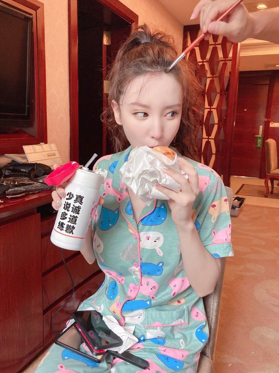 黄圣依|张萌的皮肤有多白？《浪姐》中一骑绝尘，跟黄圣依同框对比更明显