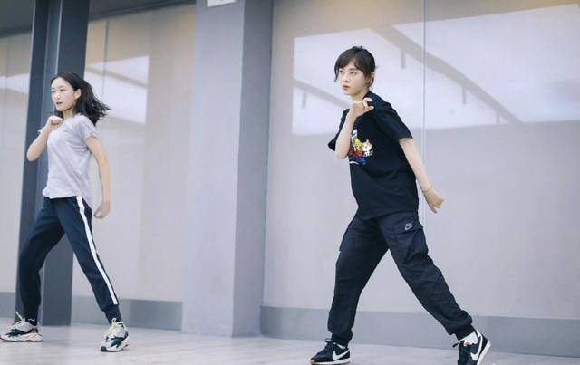 脸色|原创孙俪带妹妹跳舞，看不出20岁年龄差，孙艳脸色惨白被侃五行缺韵律