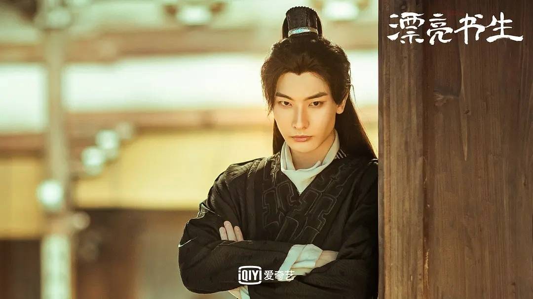 鞠婧祎、宋威龙新剧开播，全网热度第3，但滤镜