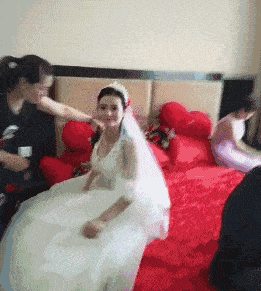 原创搞笑gif:姑娘你的皇冠快掉了,小心砸到自己