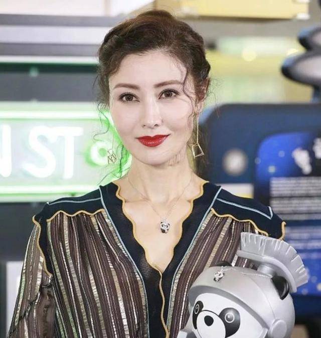 原创为何李嘉欣可以大方祝福刘銮雄,蔡少芬却只能遮遮掩掩
