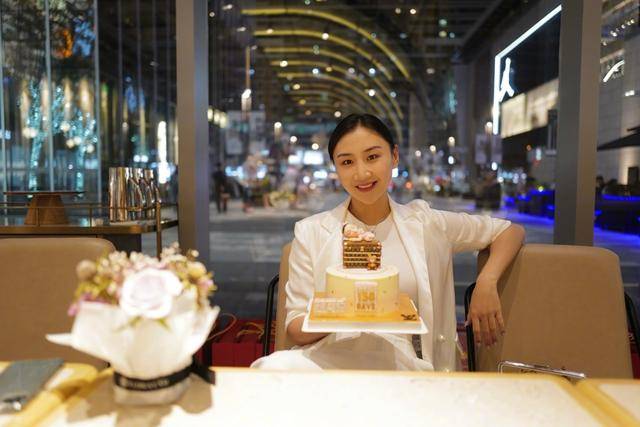 原创何雯娜深夜因《三十而已》台词流泪，怀抱女儿满脸温柔，母爱爆棚