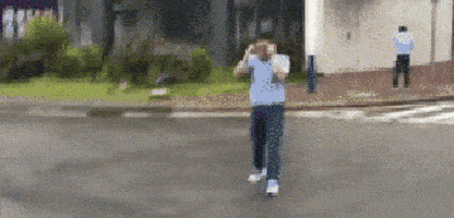 原创搞笑gif:哈哈哈,妹子够机灵的,一看情况不妙直接跳到树丛里去了