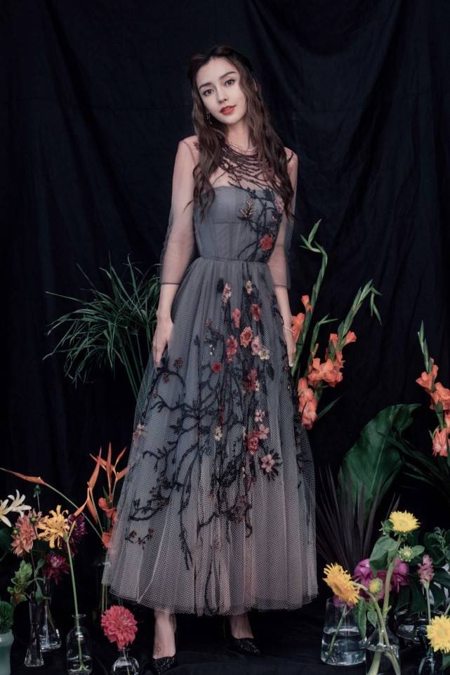 景甜艳|红毯截图，赵丽颖景甜艳压全场，吴谨言发型怪异，王子文脸都变了