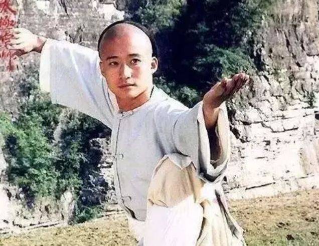 当年她嫌弃吴京，分手后嫁给富豪，如今被豪门