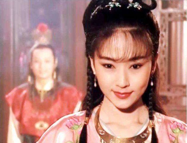 她被称为“第一美妇”,出道25年无绯闻,53岁仍像30岁